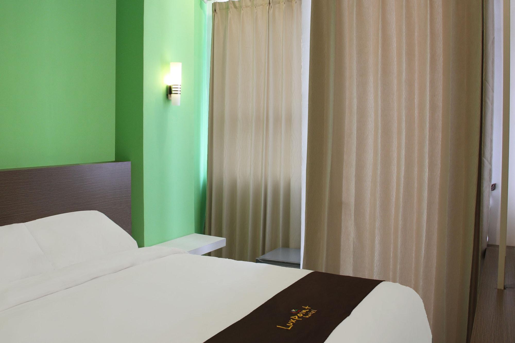 Luxpoint Hotel Baratajaya Surabaya Exterior foto