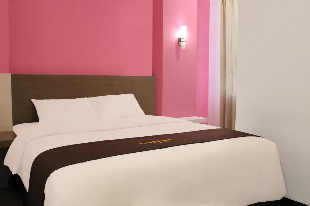 Luxpoint Hotel Baratajaya Surabaya Zimmer foto