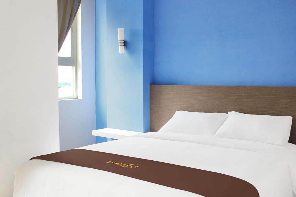Luxpoint Hotel Baratajaya Surabaya Zimmer foto