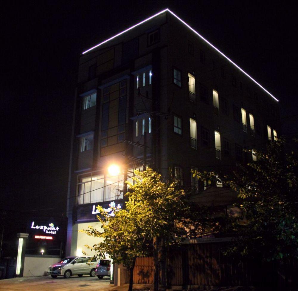 Luxpoint Hotel Baratajaya Surabaya Exterior foto