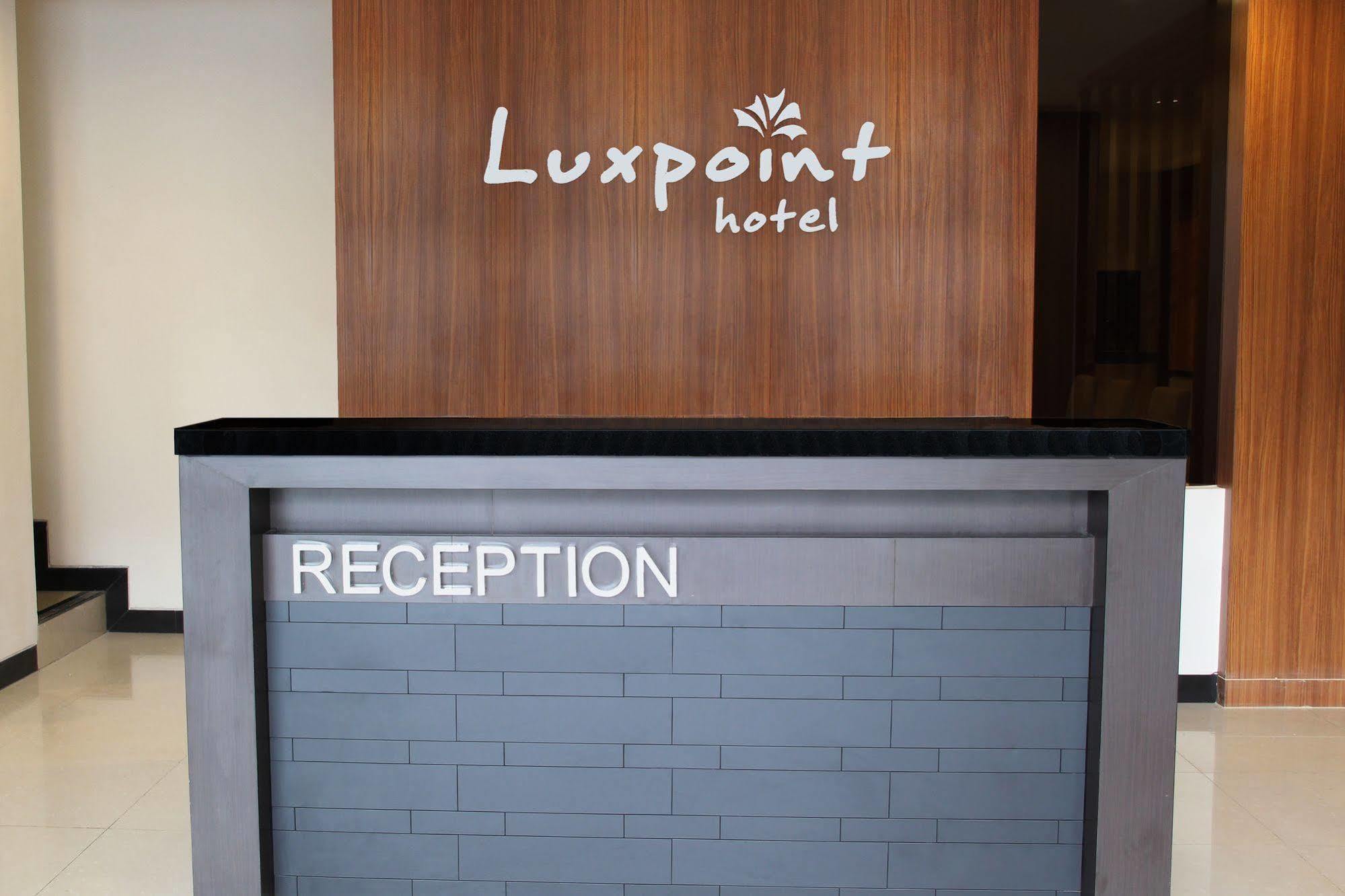 Luxpoint Hotel Baratajaya Surabaya Exterior foto